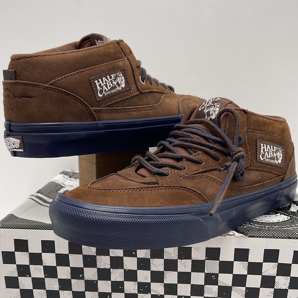 Vans WMNS Skate Half Cab
Nick Michel Brown/Navy
VN0A5KYABF1
Sneakers